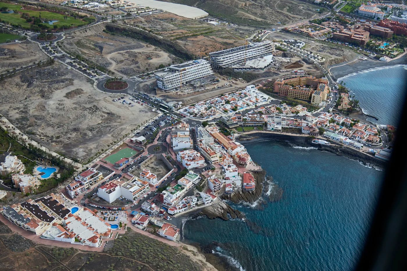 Ilmakuva La Caletan kalastajakylästä ja rannikosta Costa Adejen eteläreunassa