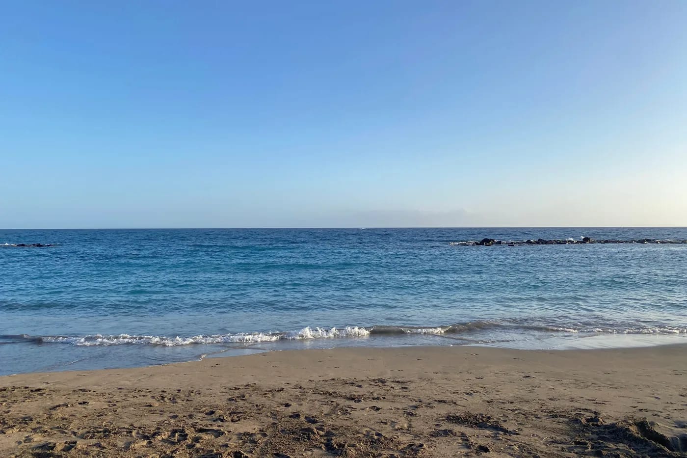 Kirkas turkoosi meri ja hiekkaranta Playa del Duquella