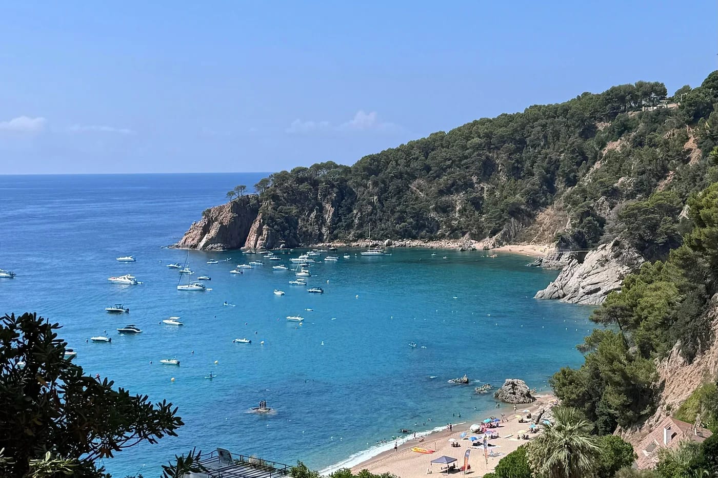 Piilotettu hiekkalahti Costa Bravalla