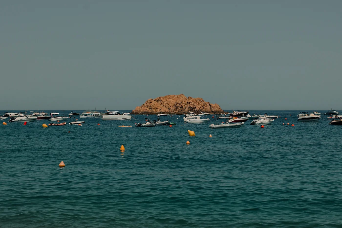Veneitä kalliomuodostelman äärellä Costa Bravalla