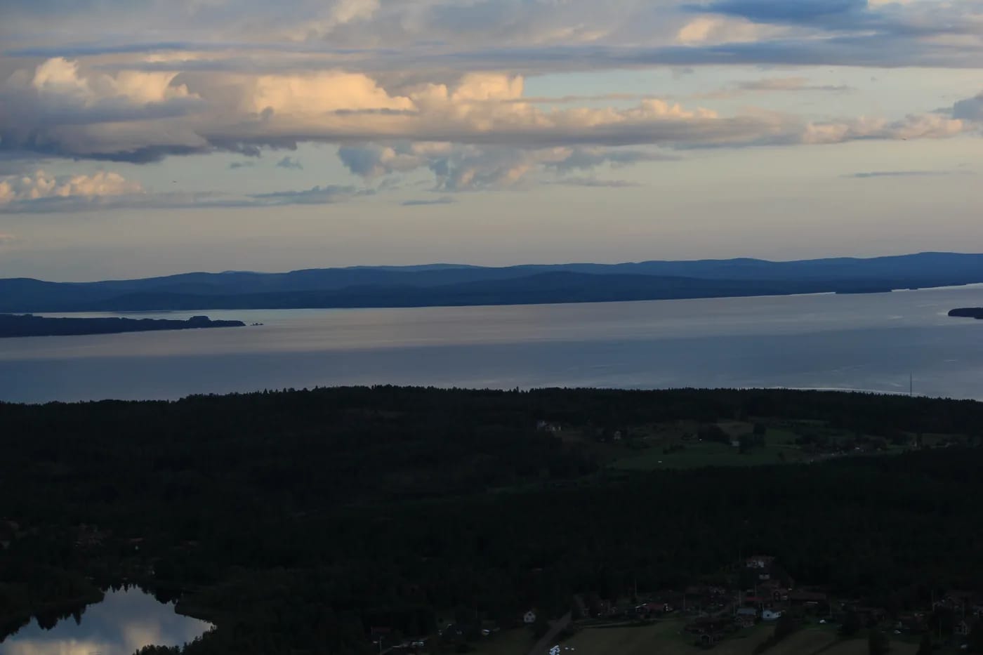 Siljan-järvi iltavalossa Rättvikin yllä