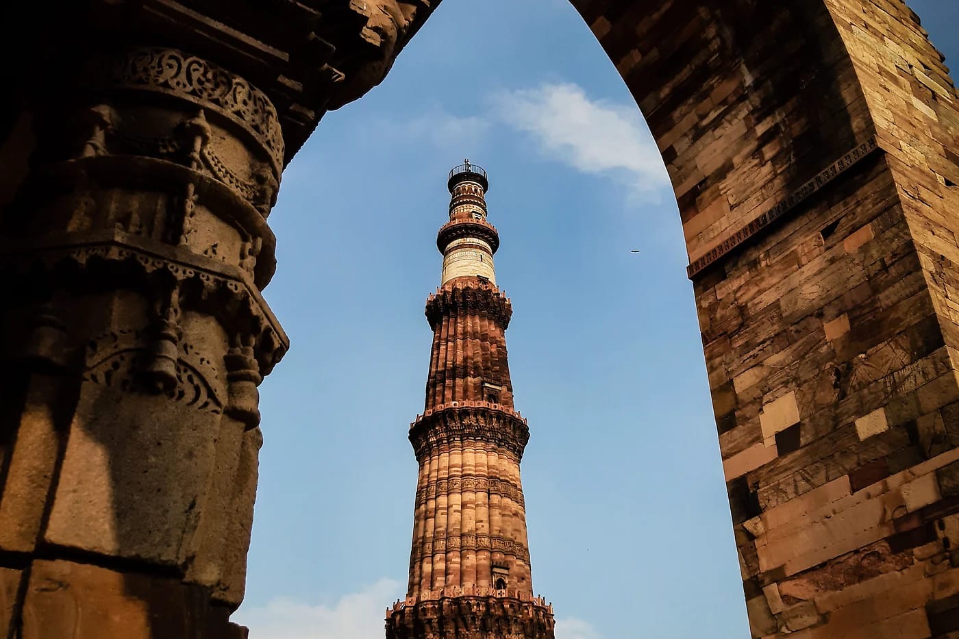 Qutub Minar holvikaaren läpi