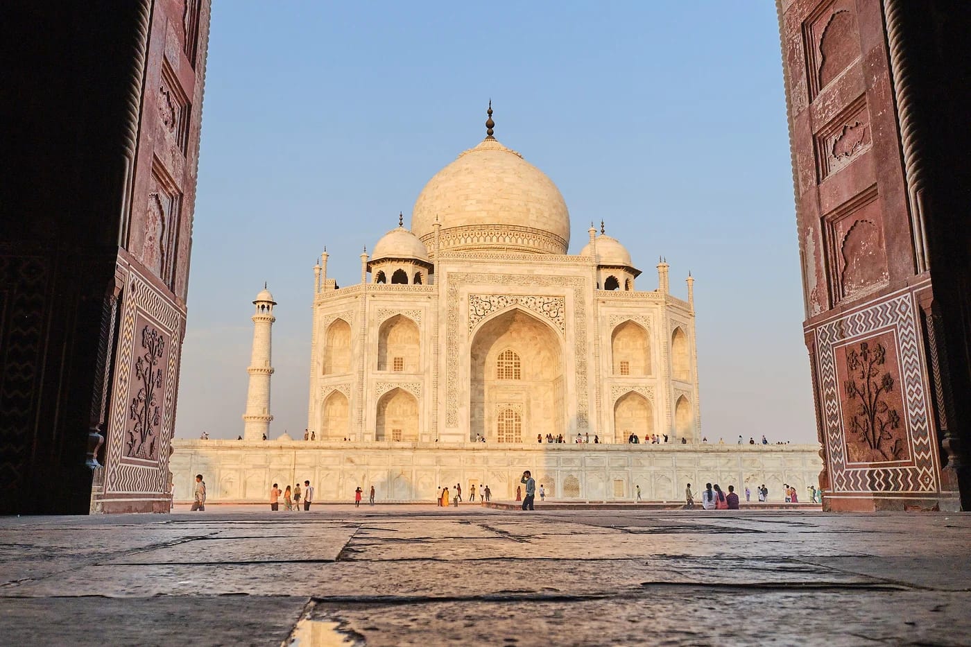 Taj Mahal holvikaaren kehystämänä