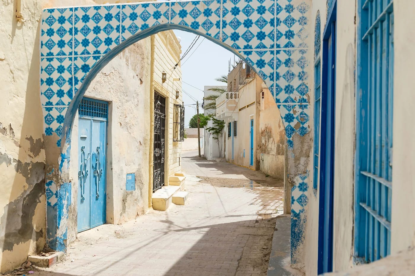 Laatoitettu kaariportti Djerbahoodin kujalla