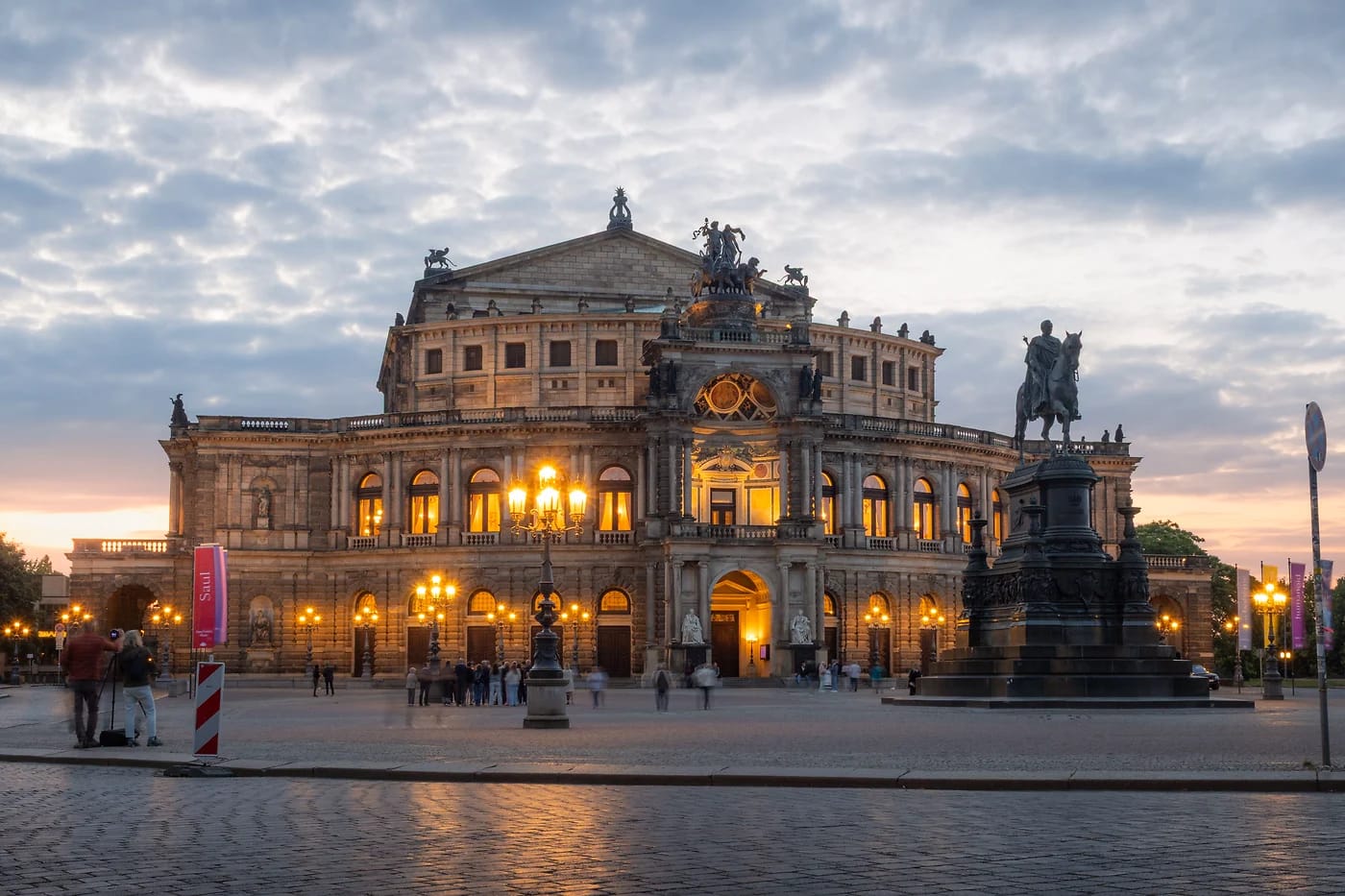 Semperoper hämärässä ja kuningas Johannin patsas