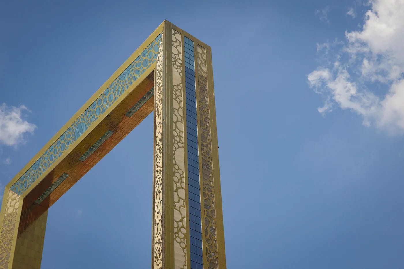 Dubai Frame kohoaa kirkasta taivasta vasten