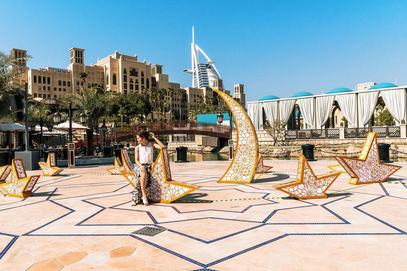 Madinat Jumeirahin aukio ja taustalla Burj Al Arab