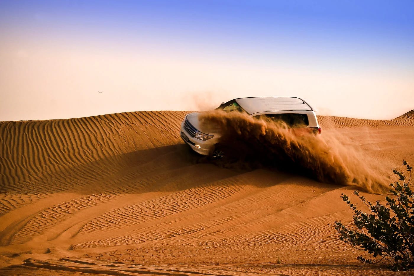Maastoauto dyyniajelulla Dubain aavikolla