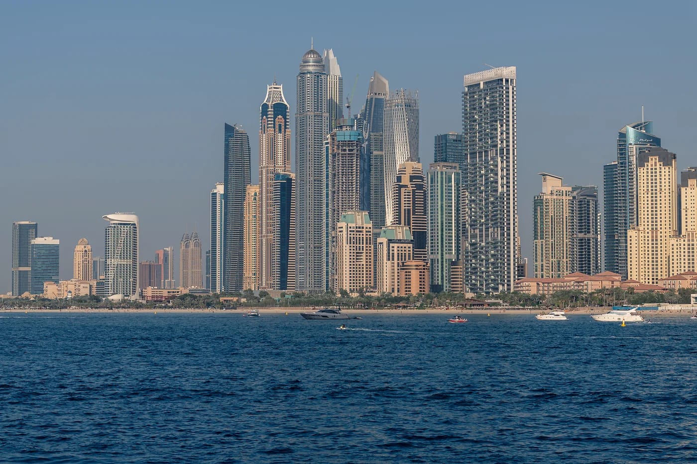 Dubai Marinan pilvenpiirtäjät mereltä päivällä