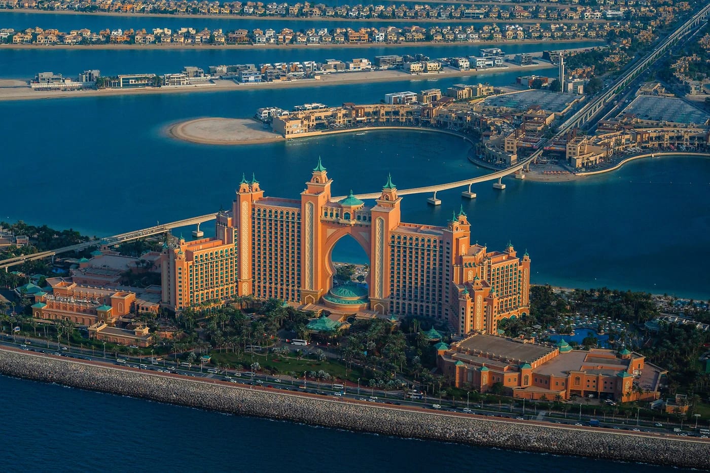 Atlantis The Palm ja palmun muotoinen keinosaari ilmasta