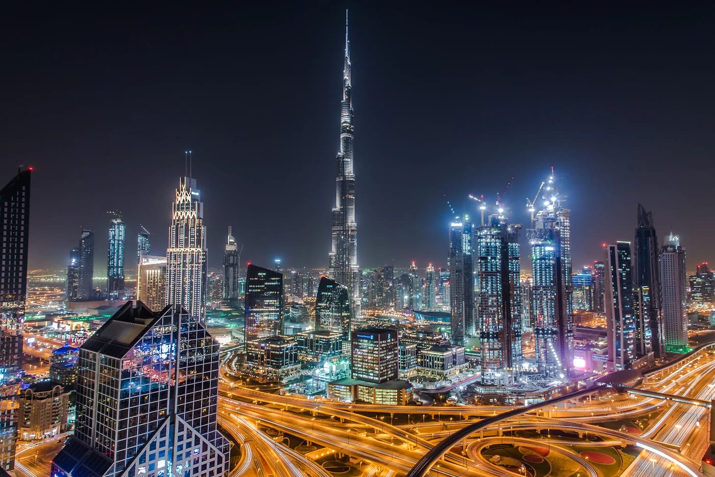 Downtown Dubain siluetti ja Burj Khalifa iltahämärässä