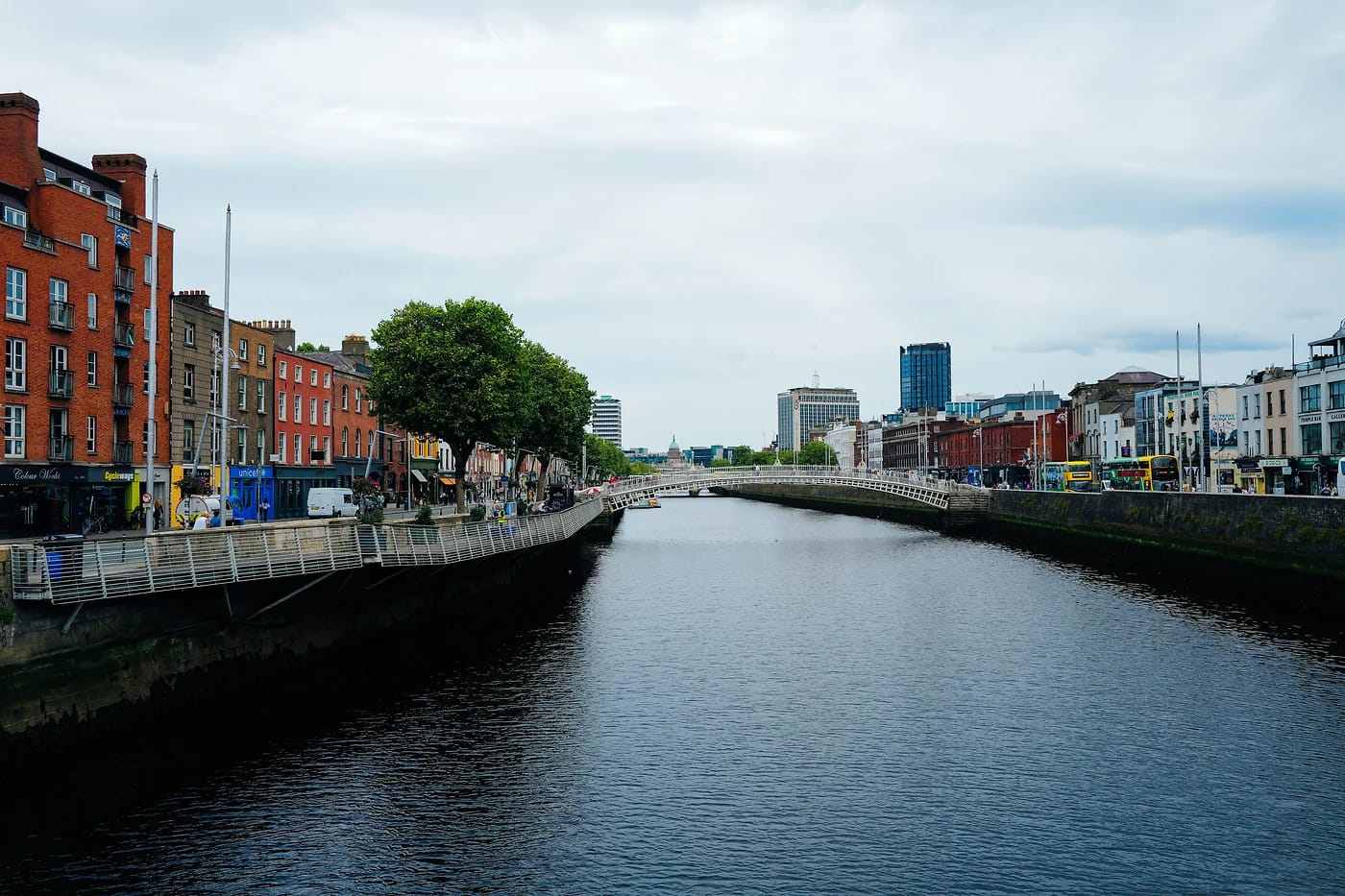 Dublinin kaupunkinäkymä ja Liffey-joki