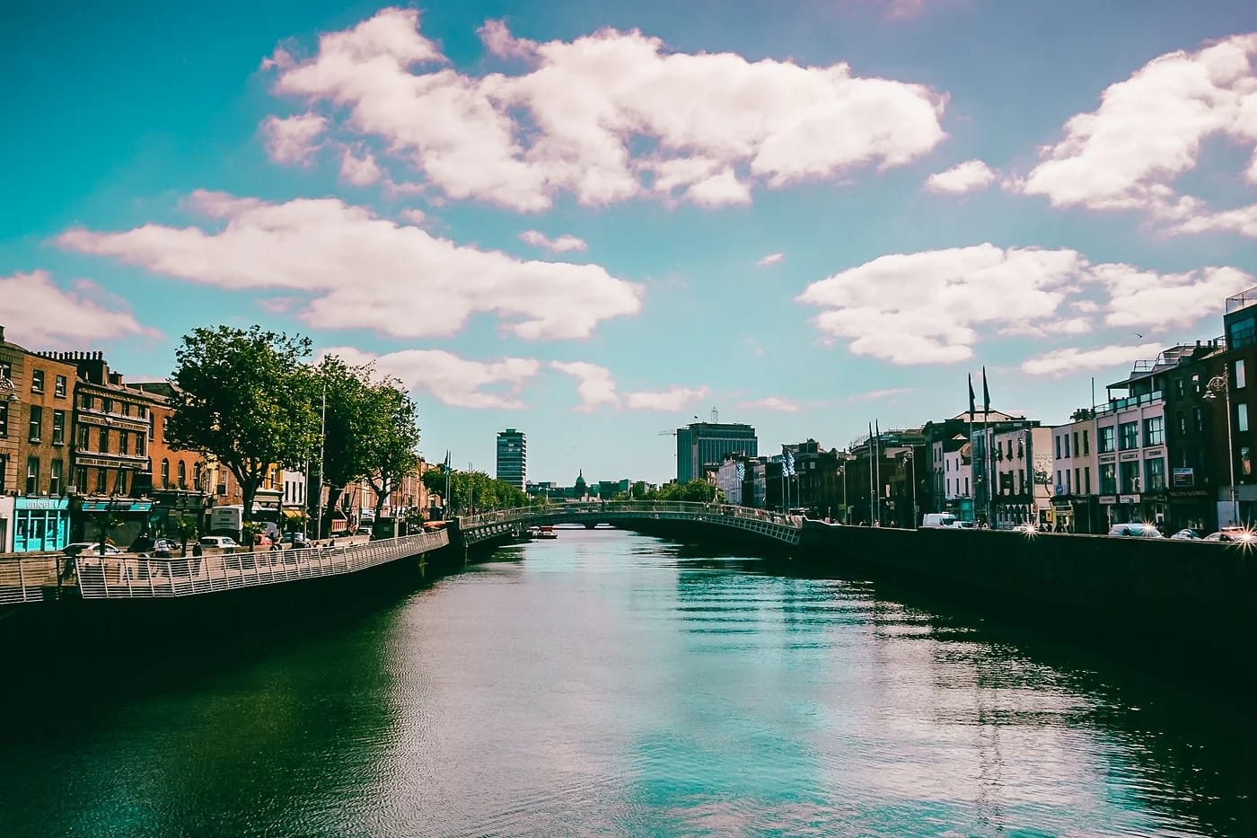 Dublinin kaupunkinäkymä joen yllä