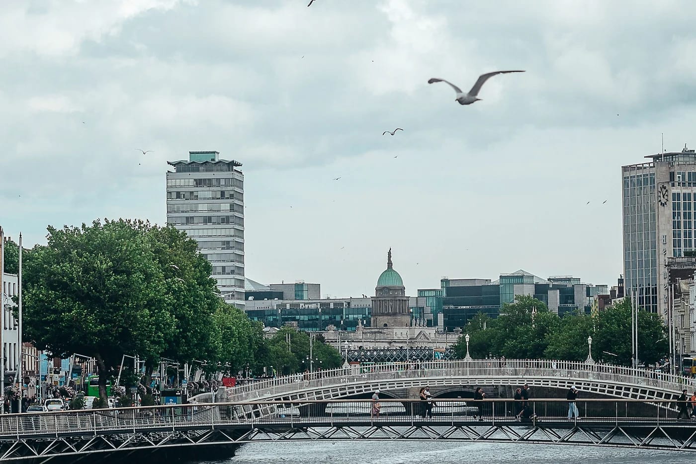 Ha'penny-silta ja Liffey-joki Dublinissa