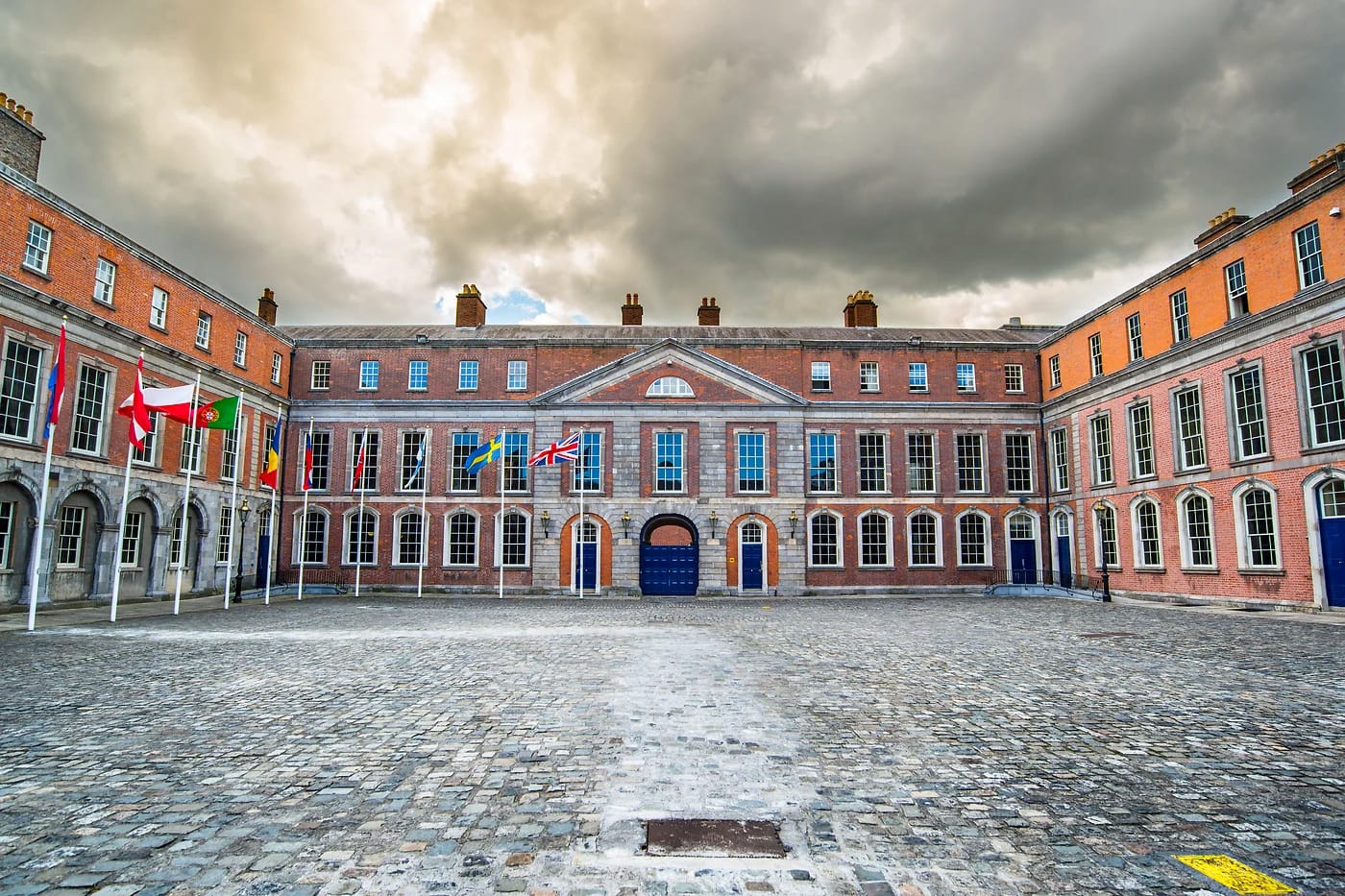 Dublinin linnan sisäpiha ja liput