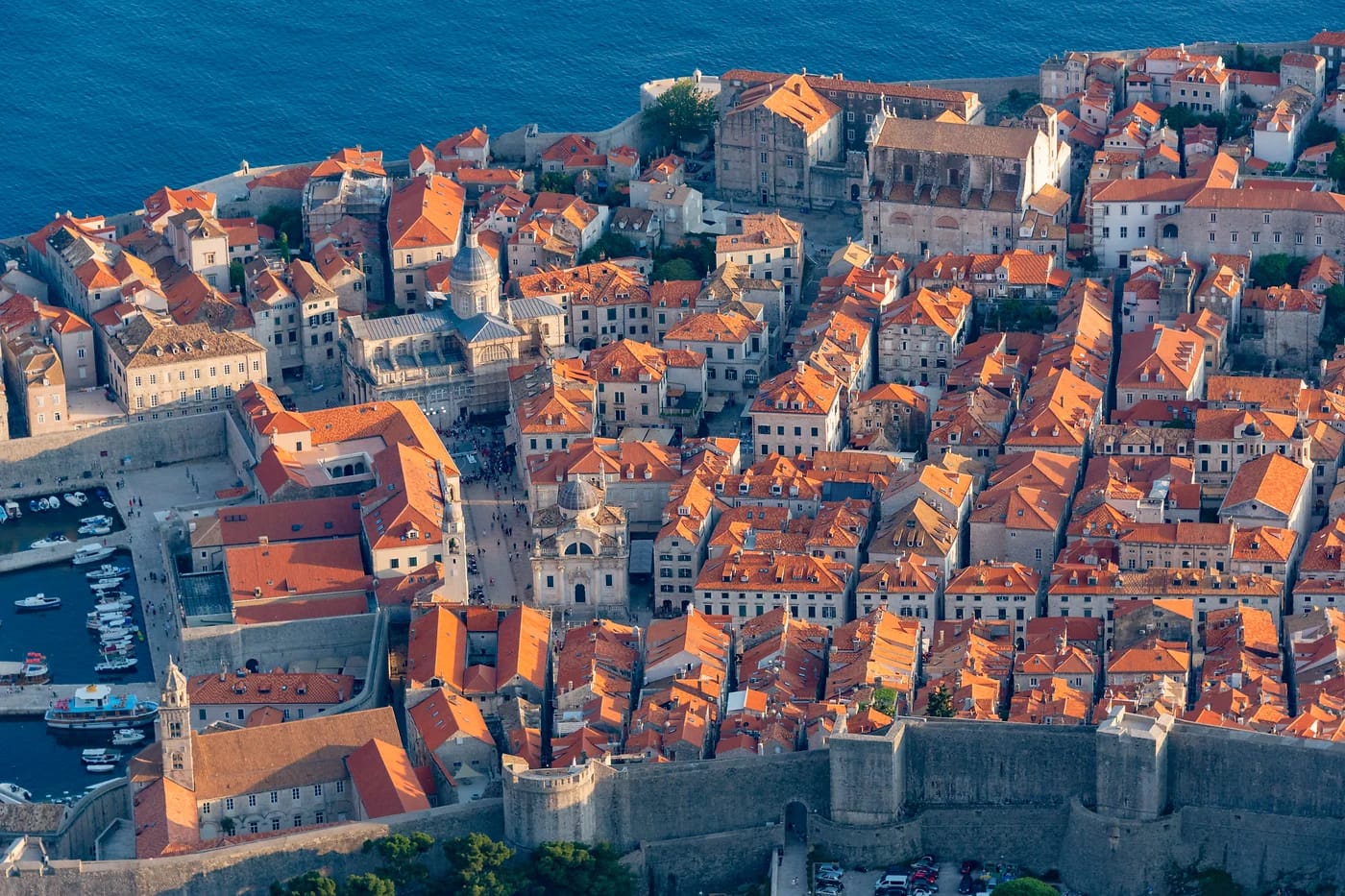 Ilmakuva Dubrovnikin vanhastakaupungista ja Adrianmerestä