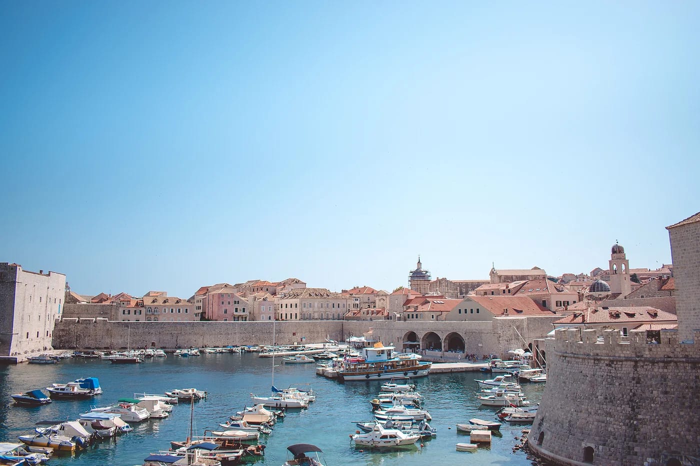Dubrovnikin vanha satama veneineen