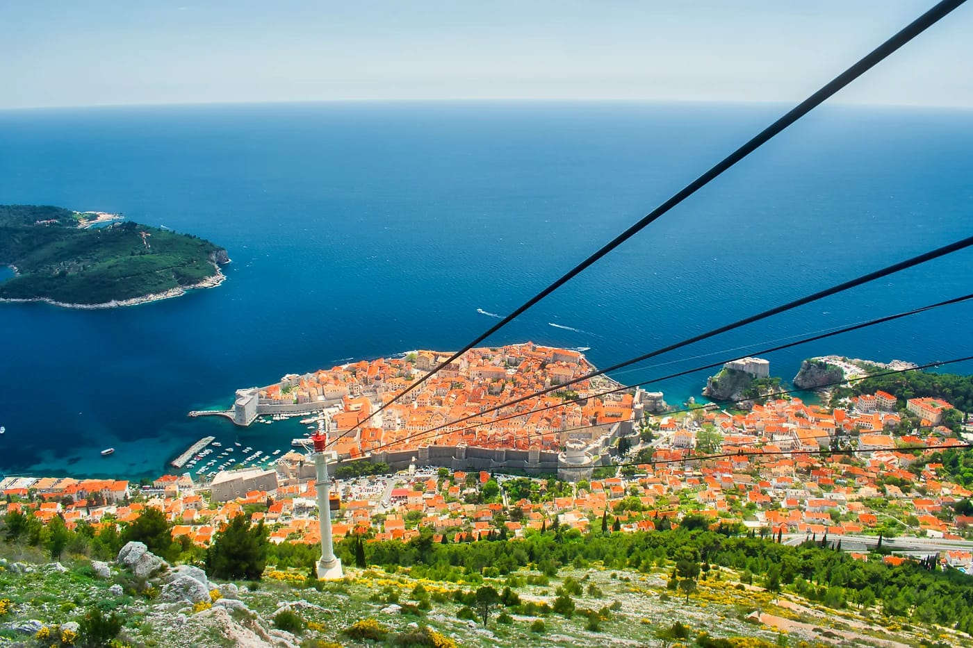 Ilmakuva Dubrovnikin vanhastakaupungista sinisen meren äärellä
