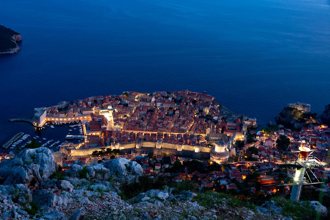 Dubrovnik valaistuna Srđ-vuorelta