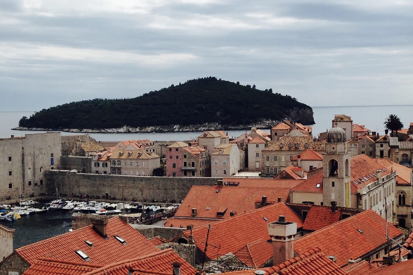 Dubrovnikin punakattoinen vanhakaupunki ja saari