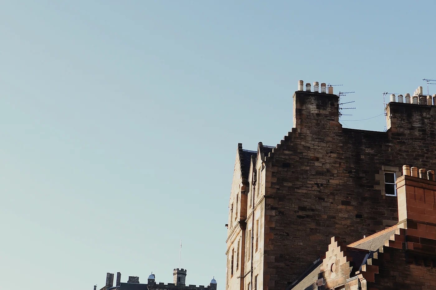 Edinburghin linna kirkkaan taivaan alla