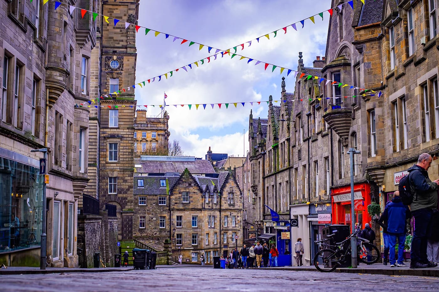 Edinburghin katu juhlaviireineen