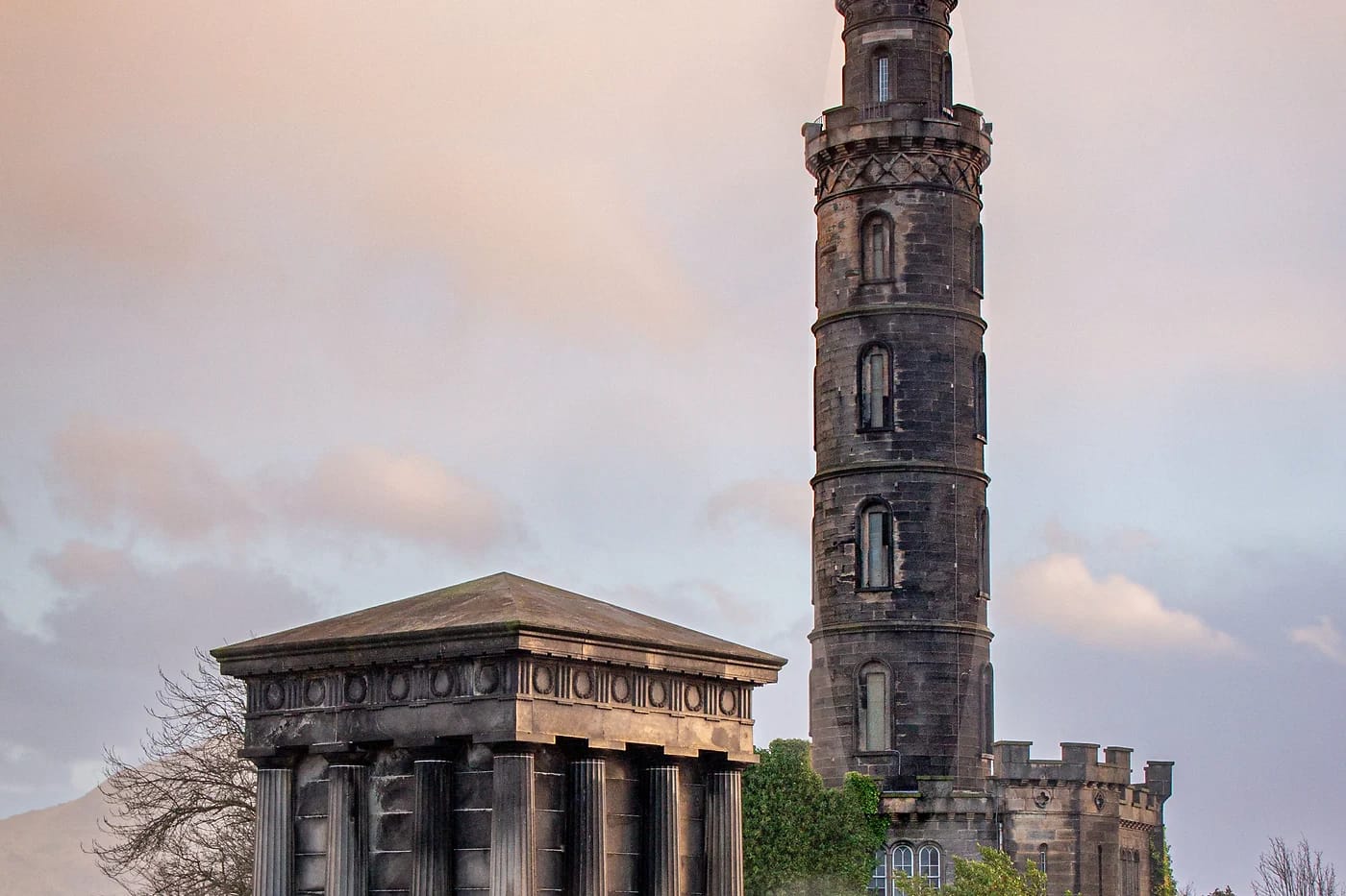 Calton Hillin monumentit auringonlaskussa
