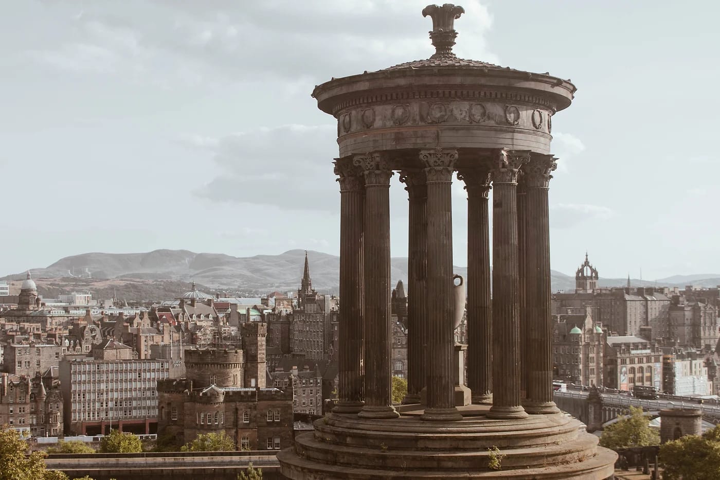 Dugald Stewartin monumentti ja Edinburghin siluetti