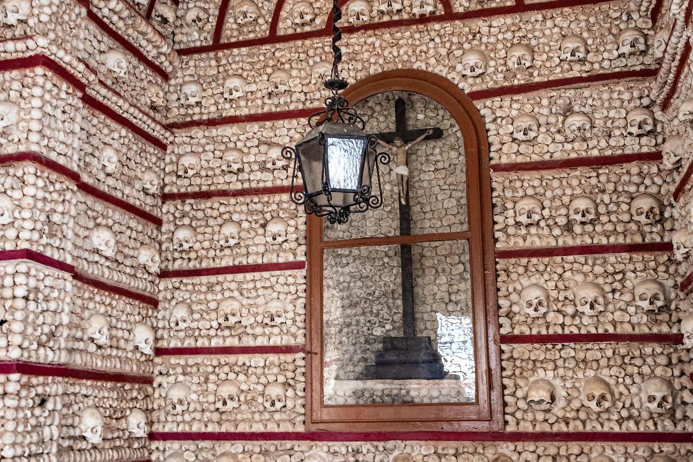 Capela dos Ossos -luukappelin seinä Farossa