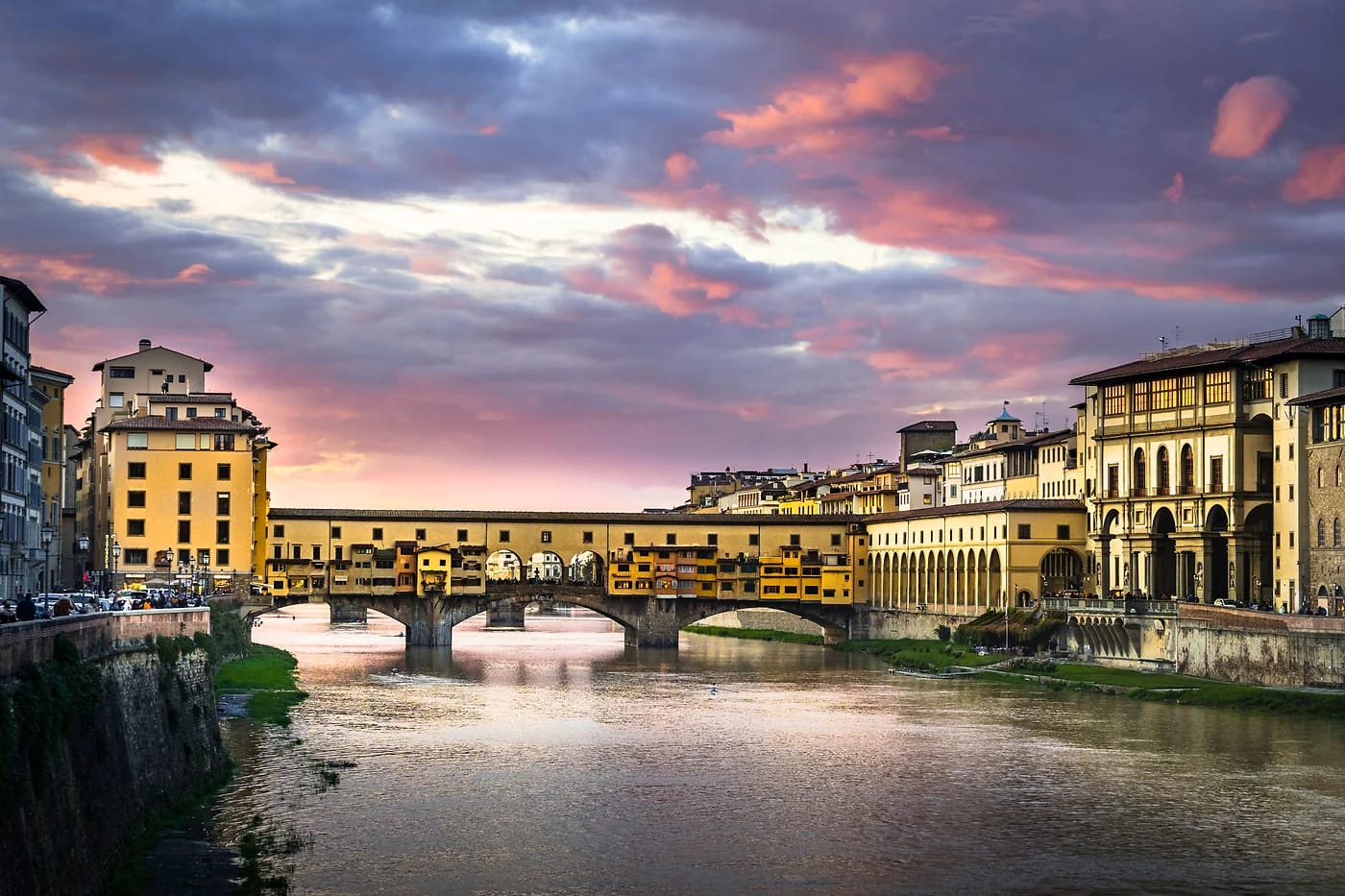 Ponte Vecchio ja Arno auringonlaskun väreissä