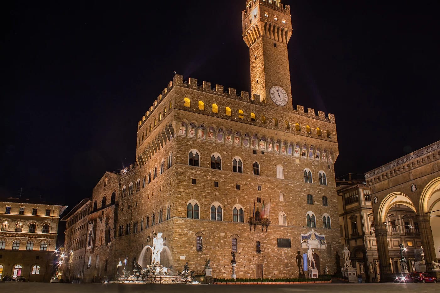 Palazzo Vecchio valaistuna illalla