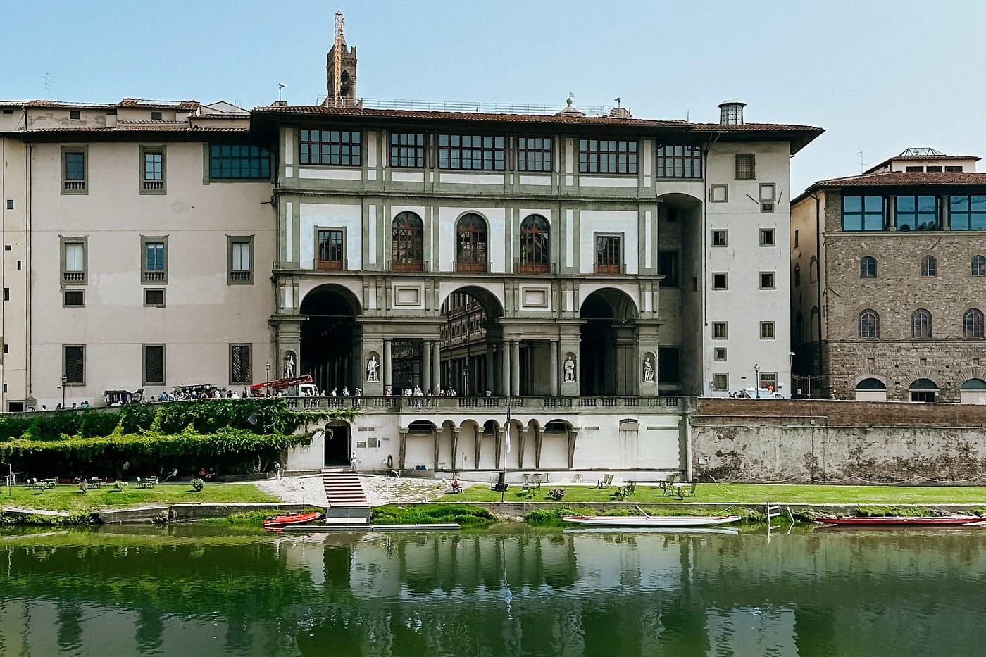 Uffizin loggia peilautuu Arno-jokeen
