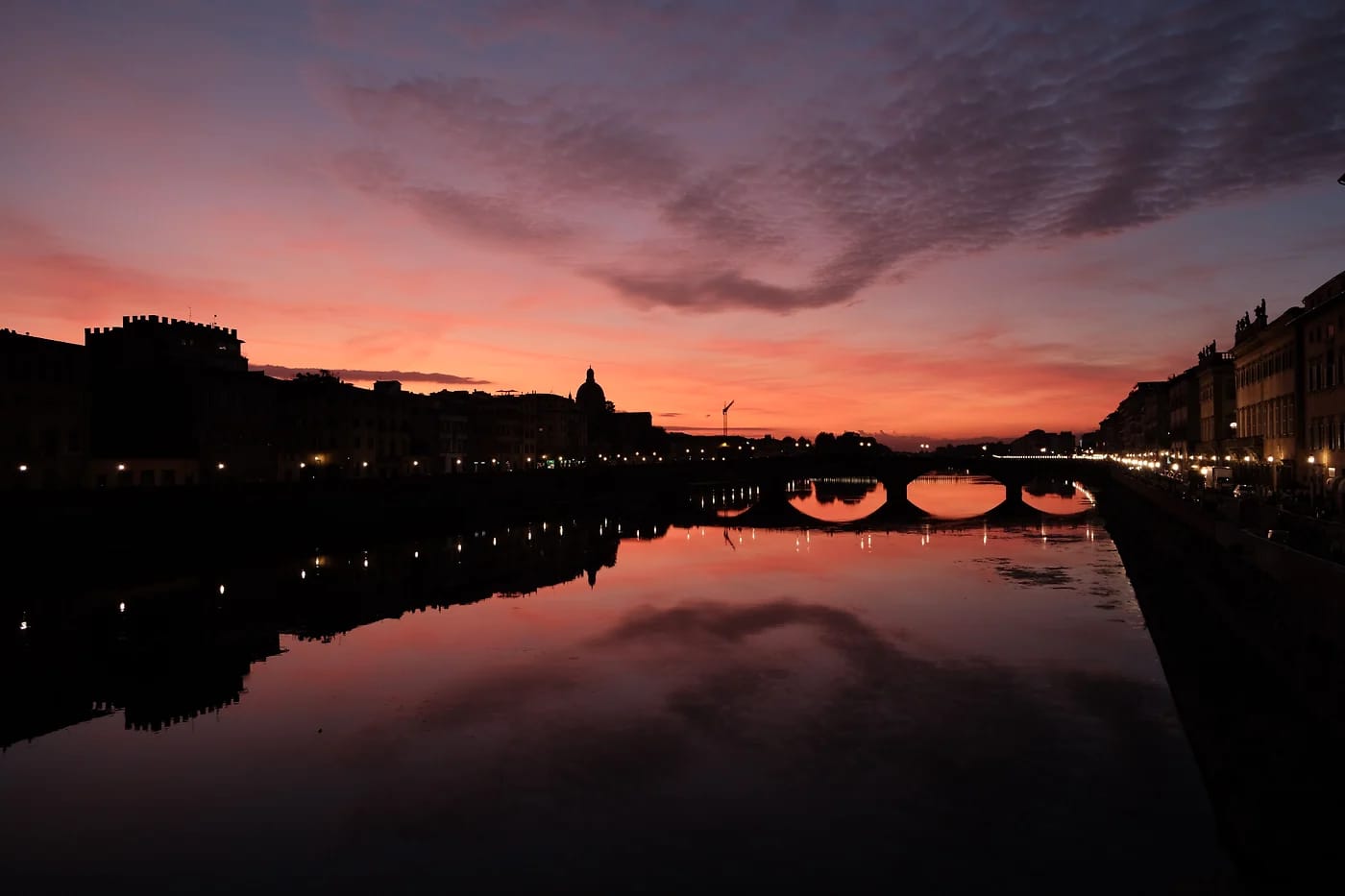 Ponte Vecchio hämärässä Arnon peilatessa taivaan