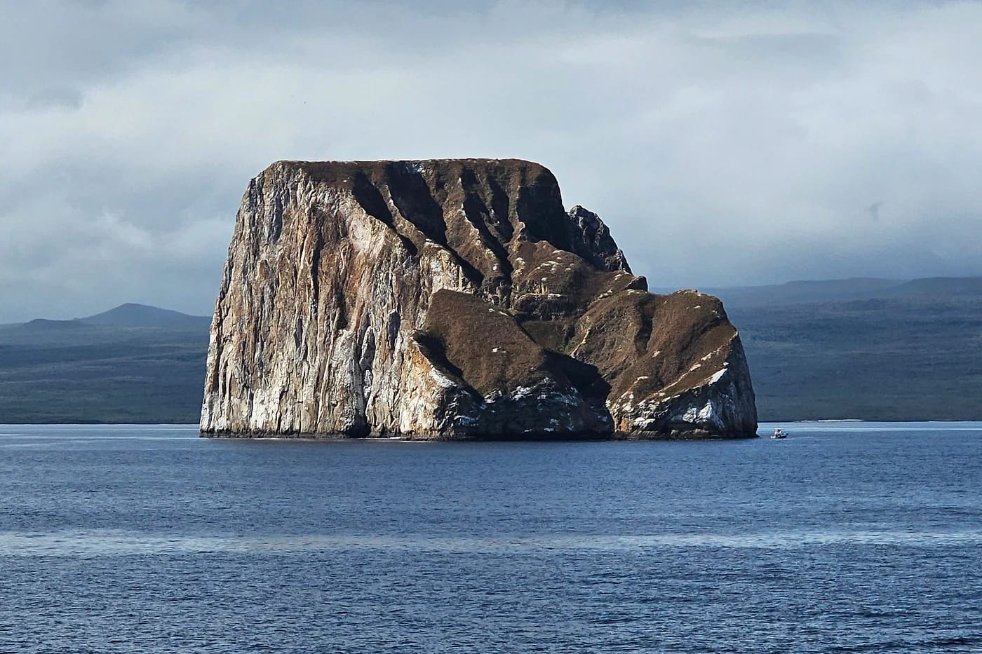 Kicker Rock kohoaa merestä San Cristóbalin edustalla