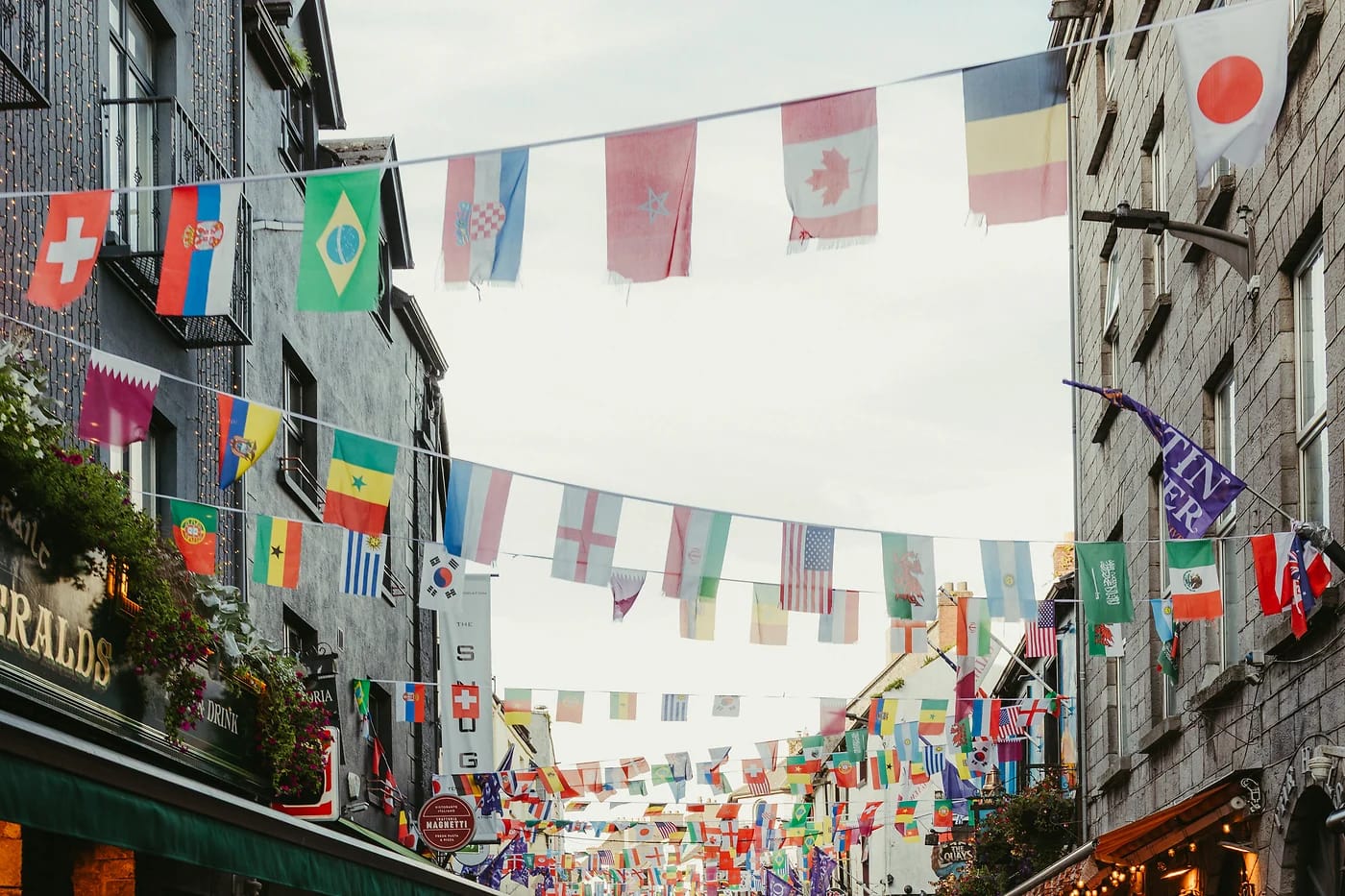 Latinalaiskortteli kansainvälisine lippuineen