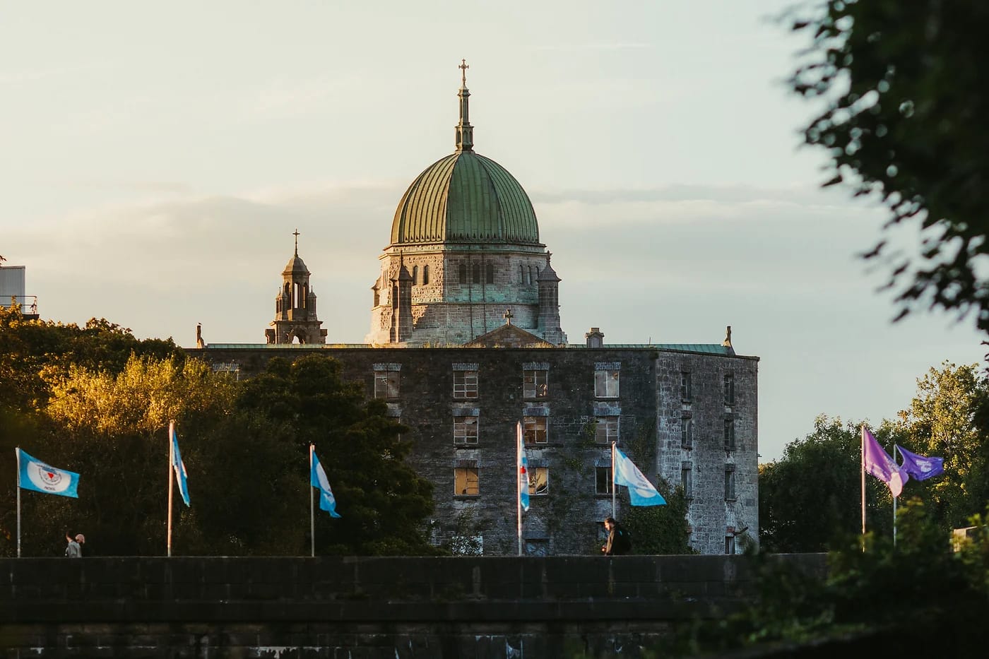 Galwayn katedraalin kupoli auringonlaskussa