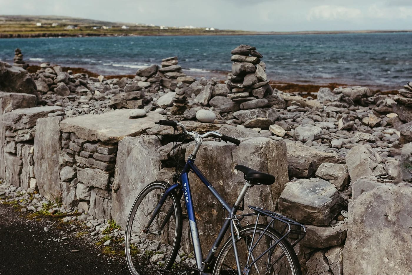 Polkupyörä kivimuuria vasten Inis Mórilla