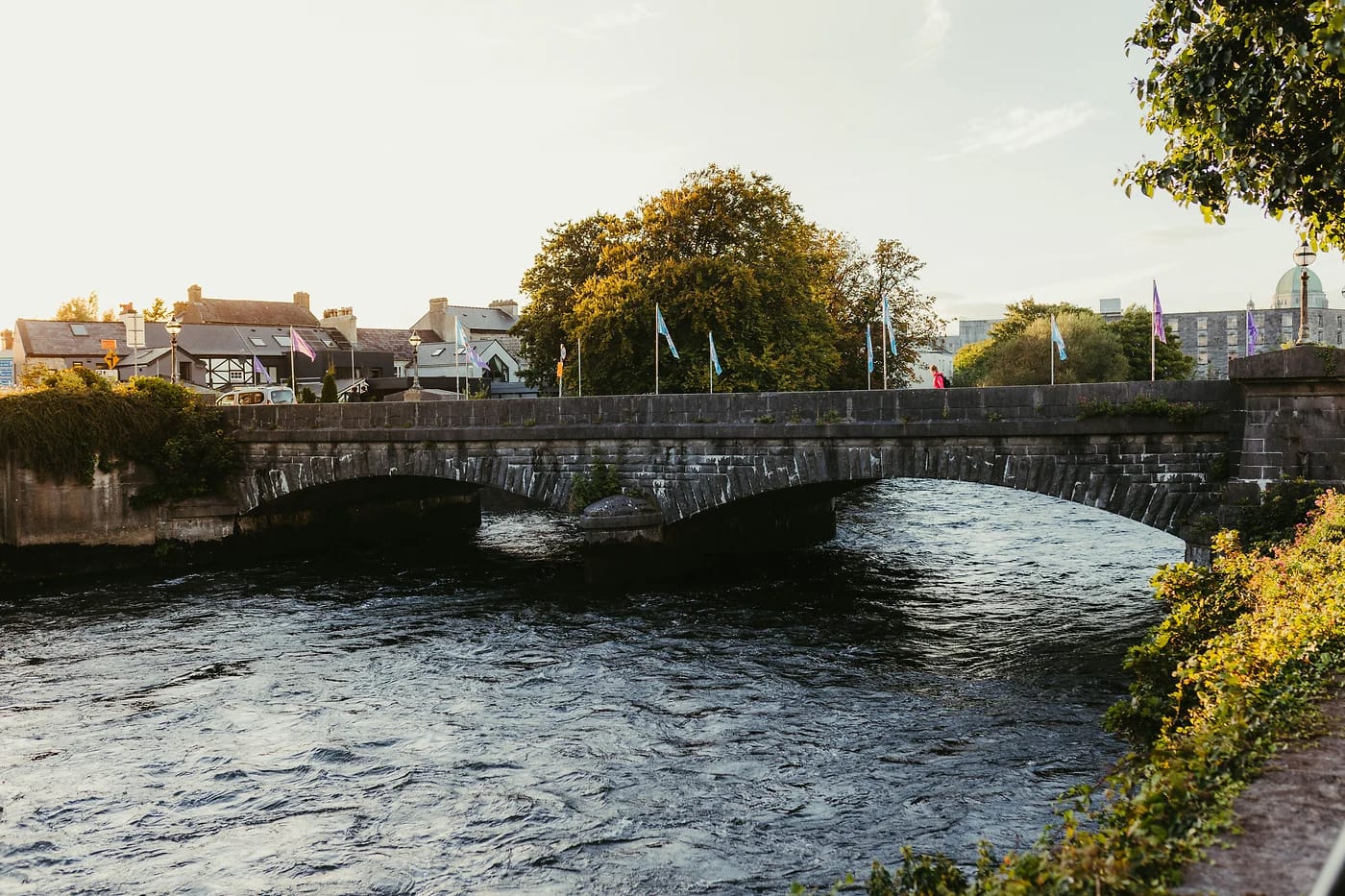 Kivisilta Corrib-joen yli