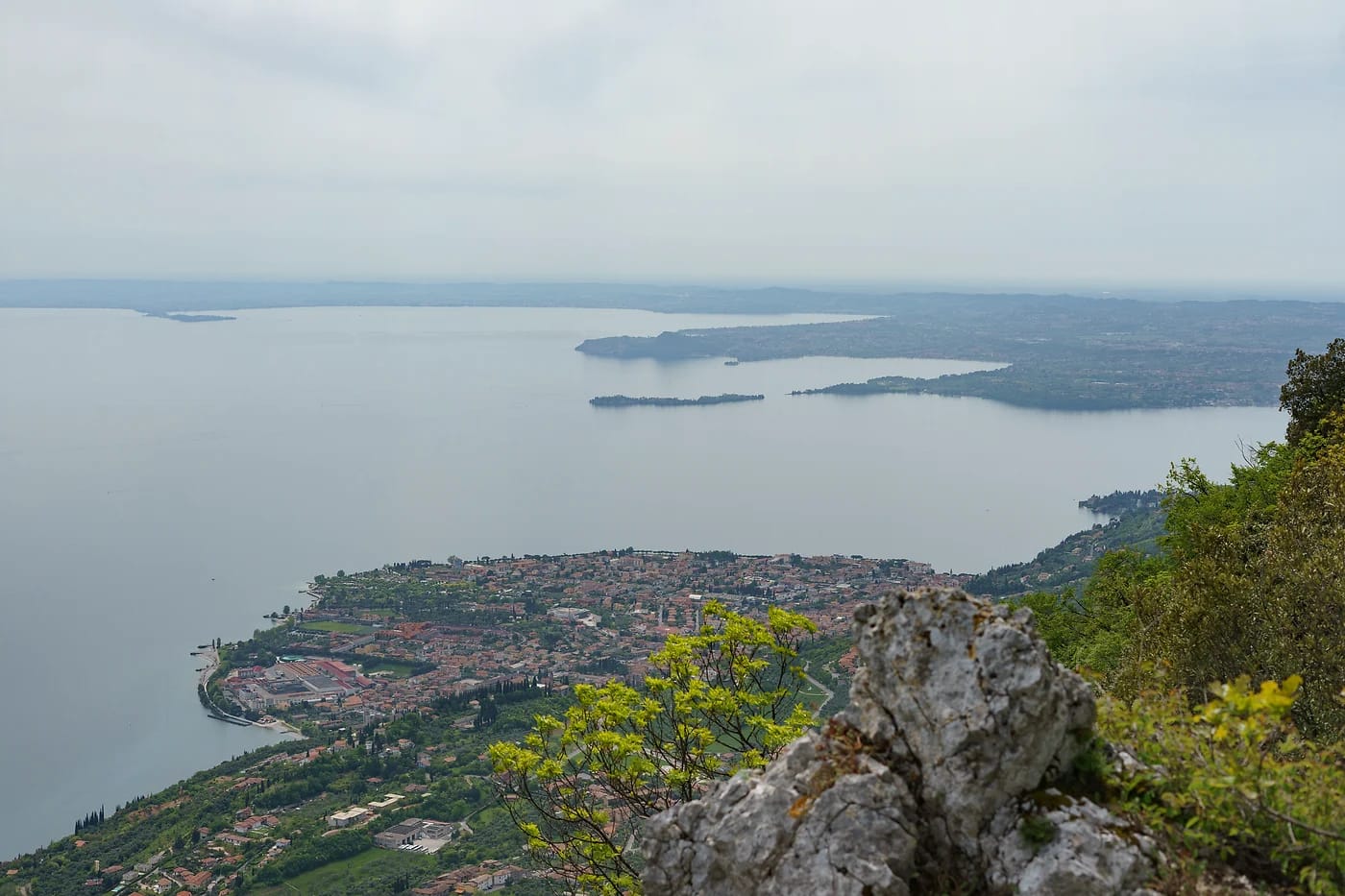 Toscolano Maderno järven rannalla