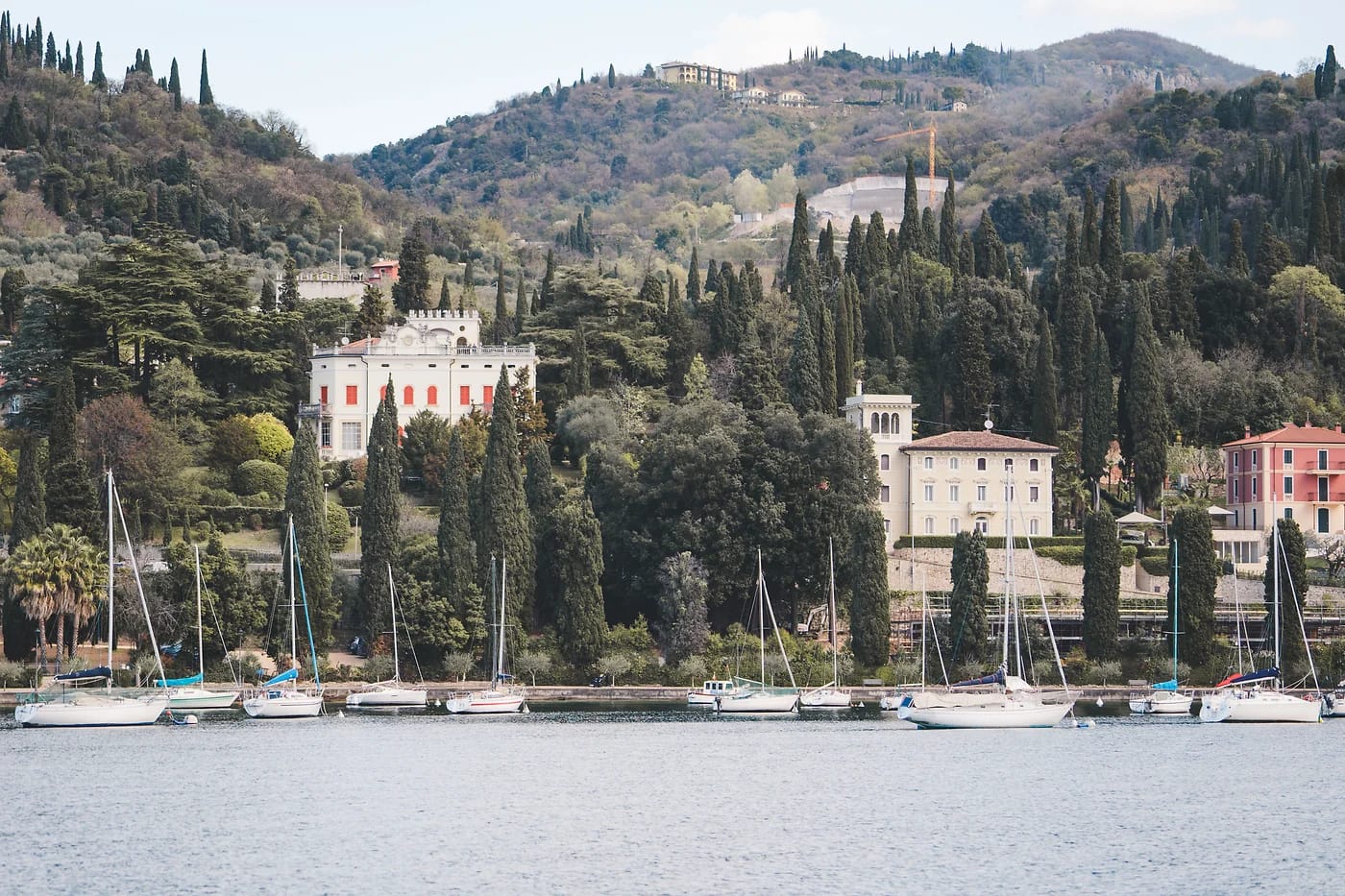 Riva del Gardan huvilat ja sypressit