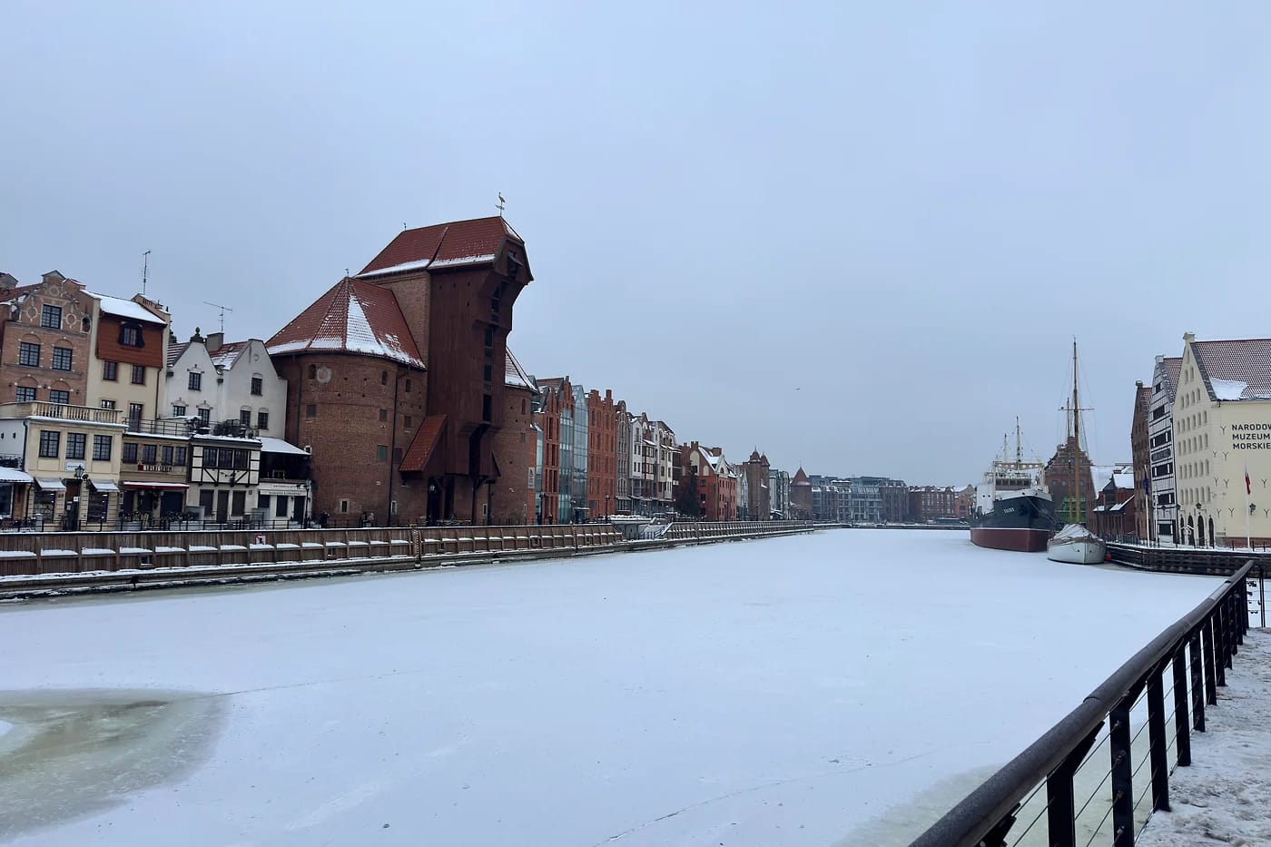 Motława-joki ja Gdańskin vanhakaupunki talvella