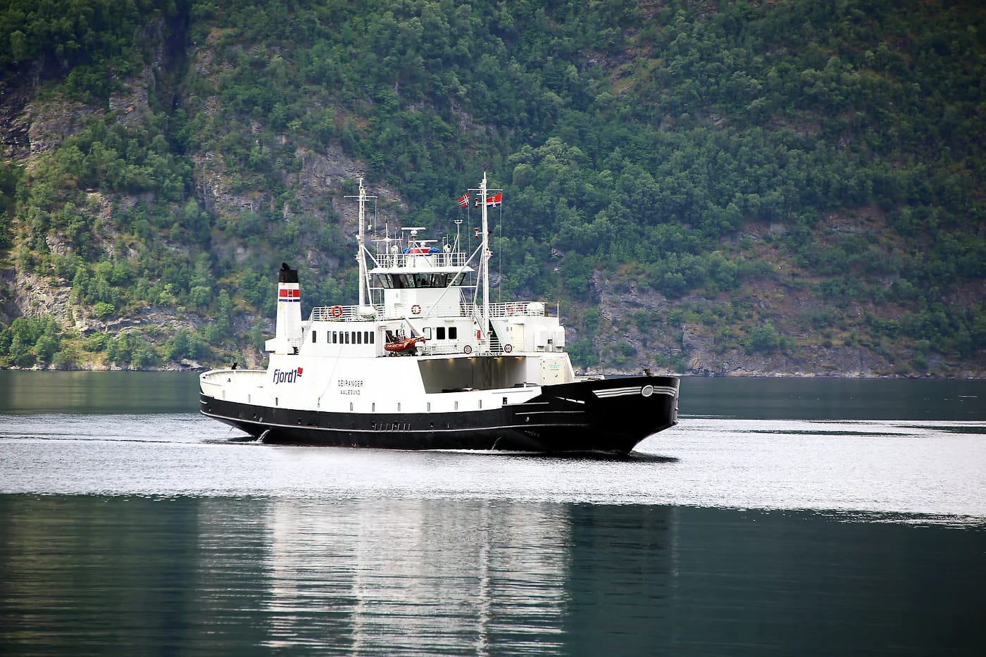 Lautta Geiranger–Hellesylt-reitillä vuonossa