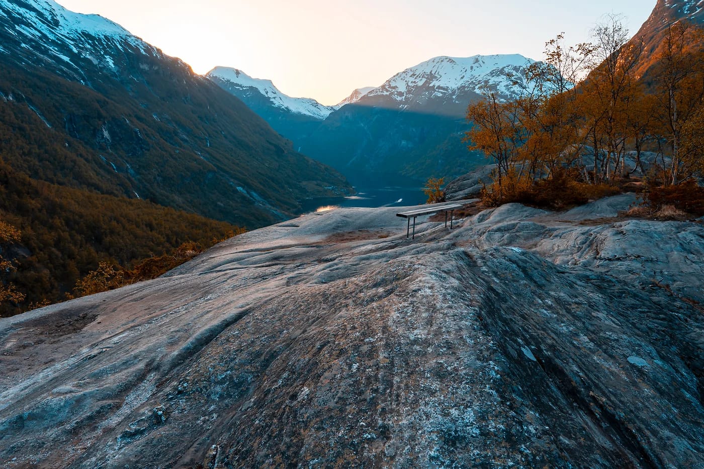 Geirangervuono syysväreissä kalliolta katsottuna