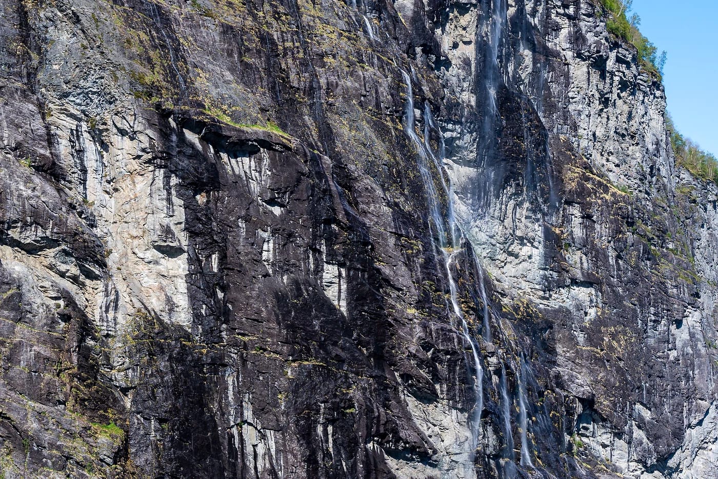 Vesiputous syöksyy kalliolta Geirangervuonoon