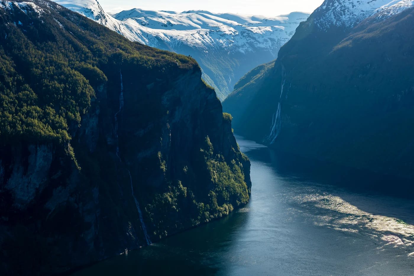 Syvä Geirangervuono ja lumihuiput