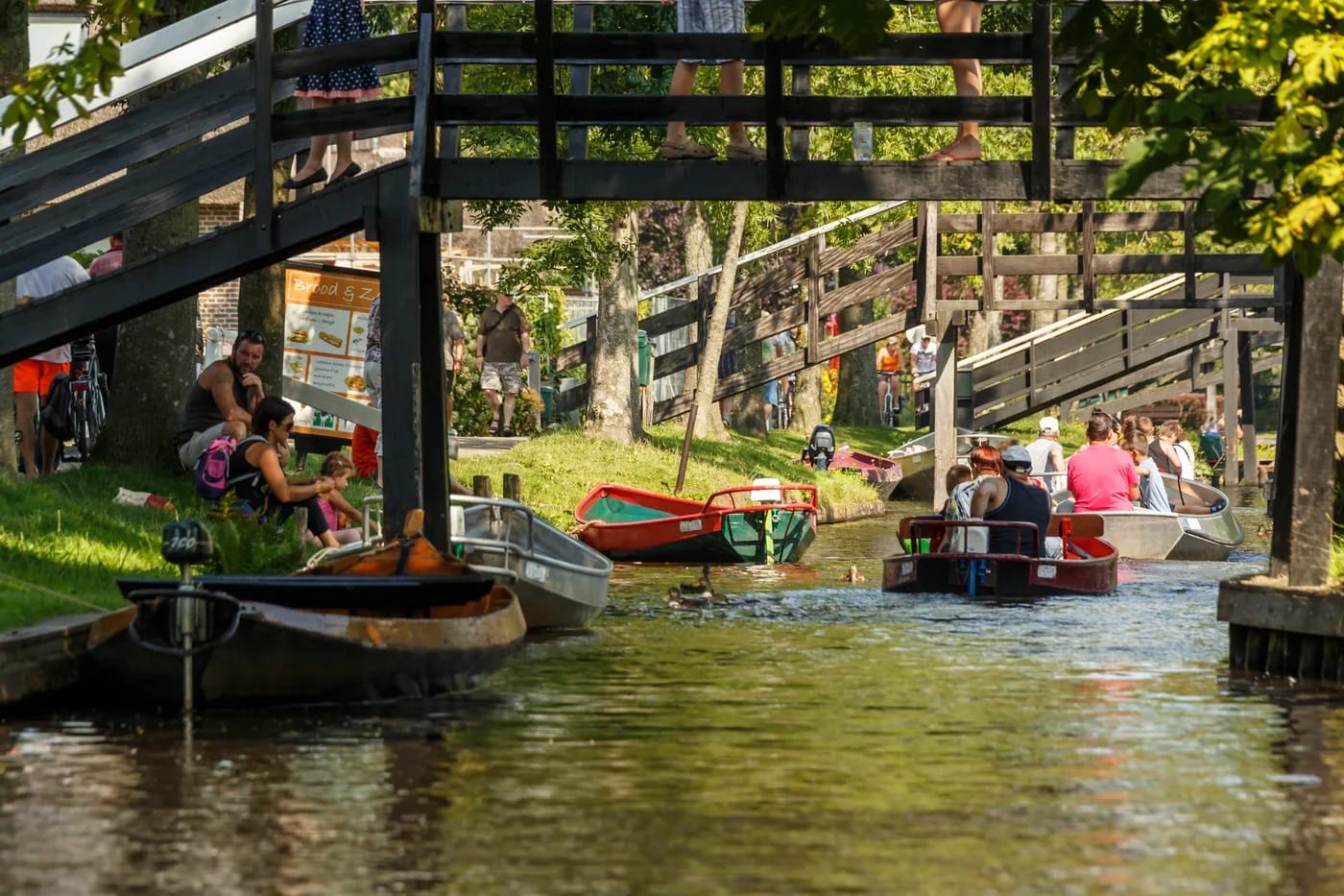 Kanavakierros veneellä Giethoornin sillan alta