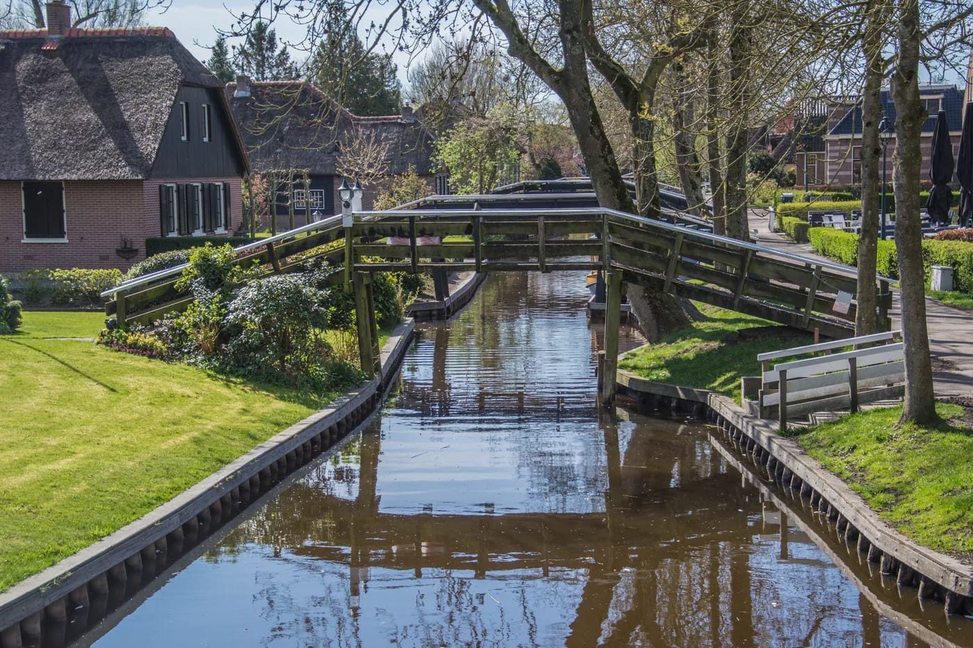 Puinen kaarisilta kanavan yli Giethoornissa