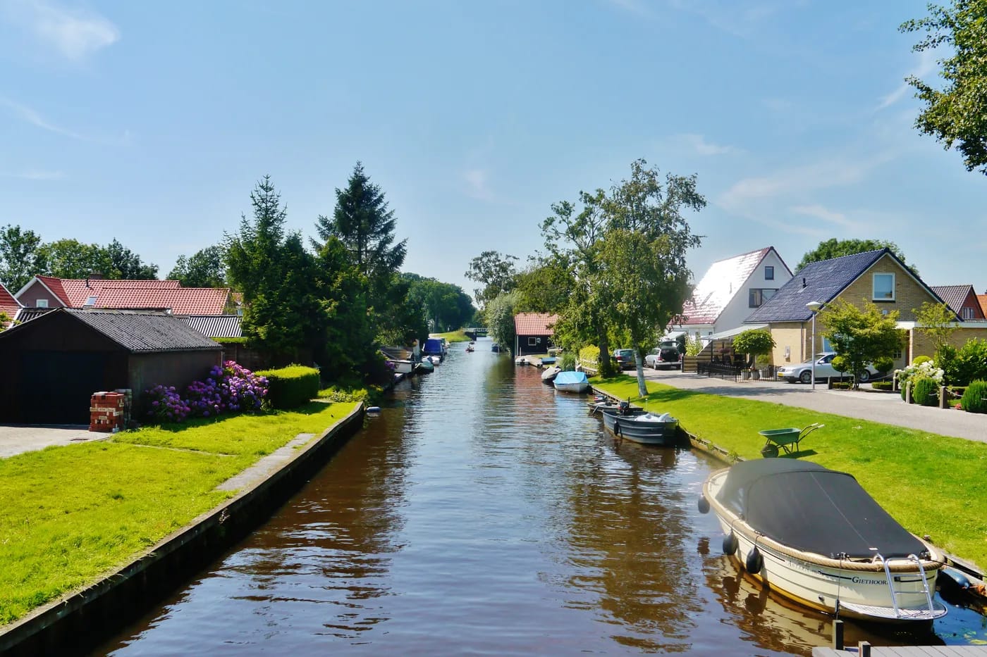 Kanava, veneitä ja taloja Giethoornissa