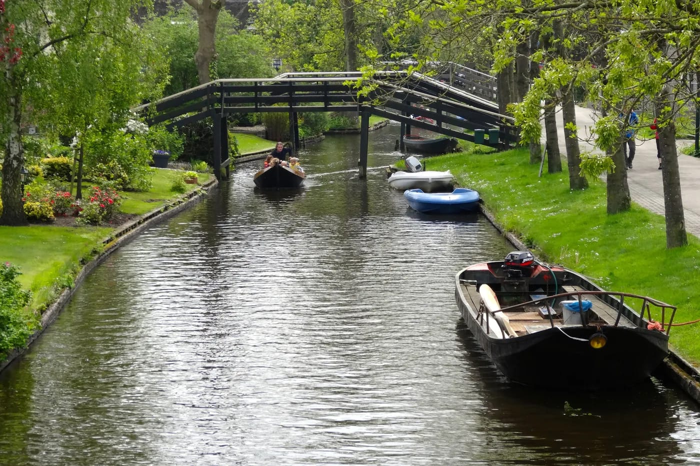 Kaarisilta ja soutuvene Giethoornin kanavalla