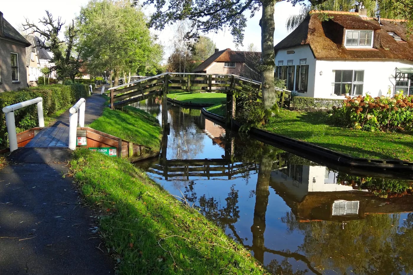 Ruokokattotalo heijastuu kanavaan Giethoornissa